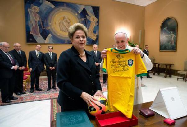 Il Brasile fa visita al Papa e dona una maglia falsa