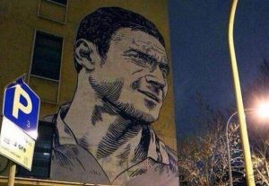 Il murales raffigurante Francesco Totti 
