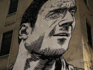 Primo piano del volto di Totti nel murales 
