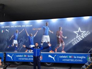 Giorgio Chiellini posa davanti al camion di Casa Italia | Foto Twitter 