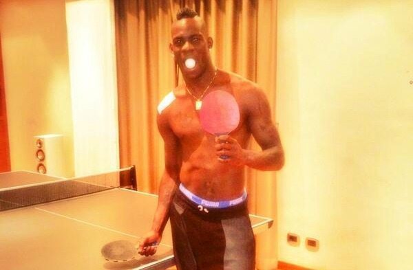 Balotelli, ping pong su Twitter