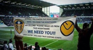 Tifosi del Leeds espongono uno striscione su Cellino | Foto Twitter / Il Pallonaro