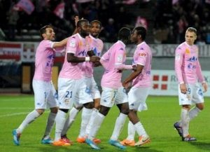 I calciatori dell'Evian festeggiano il gol vittoria