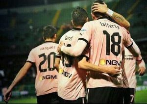 L'esultanza dei calciatori del Palermo