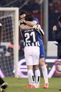 Pirlo e Buffon festeggiano il successo sul Genoa