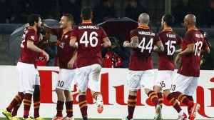 Destro festeggia con i suoi compagni al secondo gol della Roma | Foto Twitter / Il Pallonaro