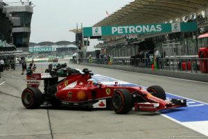 La Ferrari ai box del circuito del Bahrein | Foto Twitter / Il Pallonaro