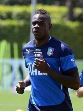 Nazionale, alcuni tifosi insultano Balotelli durante l’allenamento