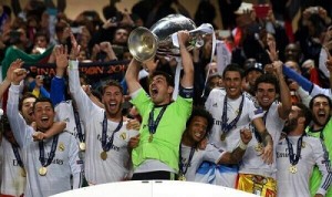 Iker Casillas alza al cielo la Champions League