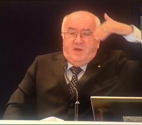 Carlo Tavecchio scivola su una buccia di banana