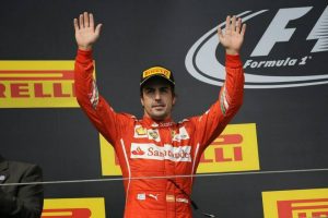 Fernando Alonso sul podio, foto di Facebook / Il Pallonaro