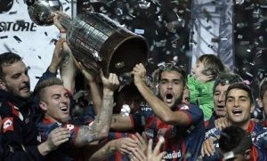 I calciatori del San Lorenzo sollevano il trofeo
