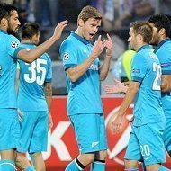 I calciatori dello Zenit festeggiano dopo un gol