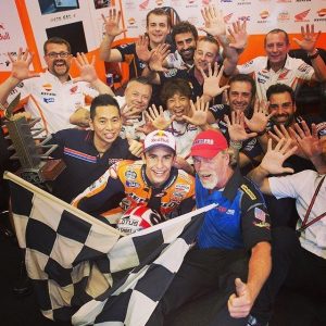Il box Honda festeggia le 10 vittorie di Marquez, foto di Facebook 
