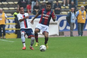 Maietta e Beleck sulla palla durante Bologna-Crotone 