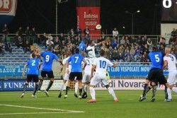I giocatori di Novara e Pavia in una fase del match
