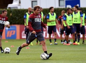 Antonio Conte durante un allenamento azzurro | Foto Twitter