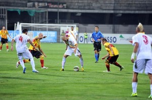 Calciatori di Benevento-Catanzaro in azione durante il match