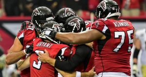 Tutti ad abbracciare Matt Bryant mattatore per i Falcons | Foto Twitter