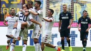 Lo sconforto di Vidic che osserva i giocatori del Cagliari esultare