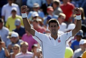 Novak Djokovic esulta dopo il match vinto.
