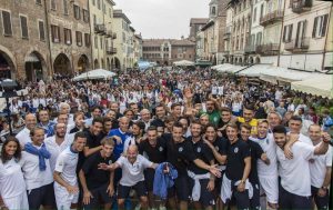 La società e i giocatori del Pavia in piazza per una foto