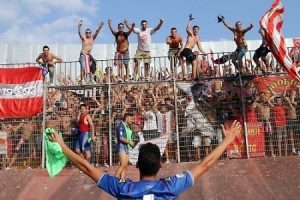 I tifosi della Cremonese esultano dopo la vittoria della loro squadra