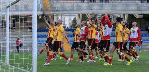 L'esultanza dei giocatori del Benevento per la vittoria ottenuta