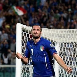 Fa tutto Chiellini, l’Italia rischia ma batte l’Azerbaijan