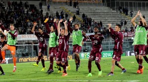 I giocatori del Livorno festeggiano la vittoria conquistata
