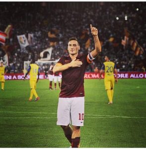 Francesco Totti realizza la terza rete giallorossa | Foto Twitter