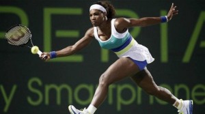 Serena Williams, impegnata in una risposta di dritto