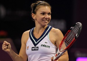 Simona Halep, sorridente, dopo la vittoria ottenuta