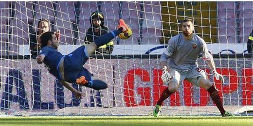 Higuain-Callejon e il Napoli schiaccia la Lupa