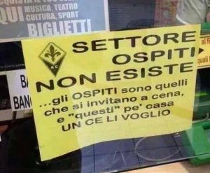 Un cartello in un punto vendita dei biglietti di Firenze | Foto Twitter