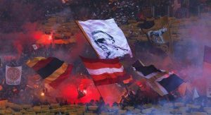 La Curva Sud della Roma in festa espone una bandiera con il ritratto del Presidente Viola | Foto Twitter