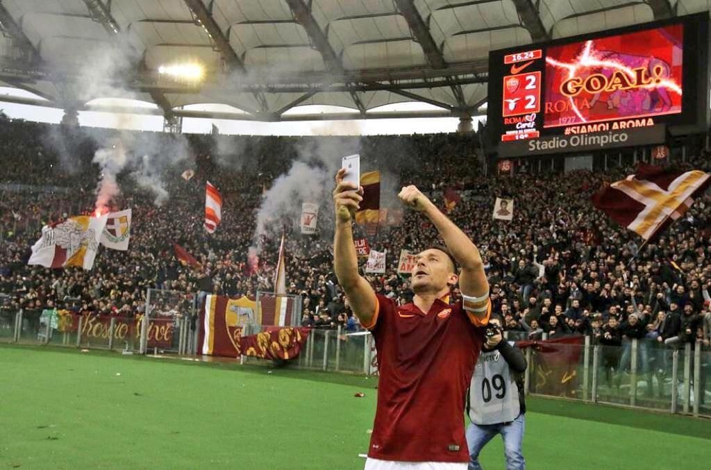 Francesco Totti esulta così per la sua doppietta | Foto Twitter