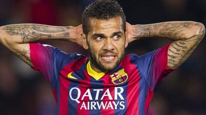 Dani Alves, come Spiderman si arrampica sul bus