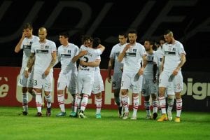 I giocatori del Carpi festeggiano la vittoria conquistata contro il Bologna.