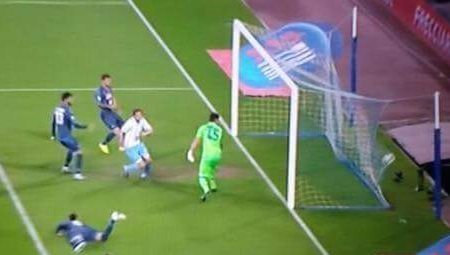 Lulic punisce il Napoli. Lazio-Juve finale di Coppa Italia