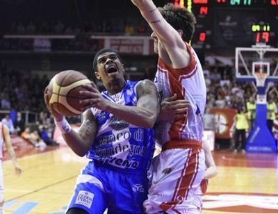 Playoff Basket, Sassari e Brindisi pareggiano la serie