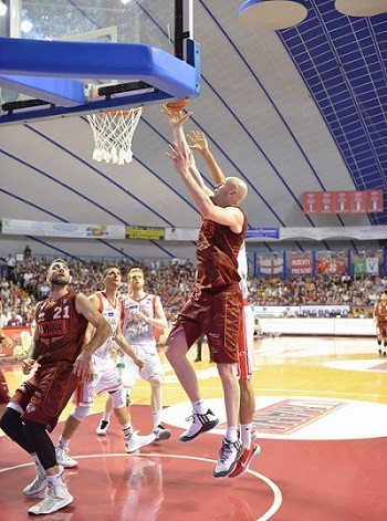 Basket Playoff, riscossa Milano, Peric trascina Venezia