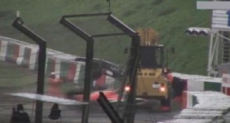 Il momento dell'impatto, tratto da un video di un tifoso, della Marussia di Bianchi contro la gru
