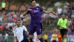 Nikola Kalinic, autore della tripletta, che manda la Fiorentina in testa al campionato