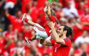 Gareth Bale festeggia con la figlia l'approdo ai quarti del Galles ad Euro2016 | Foto Twitter