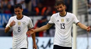 Ozil e Muller sorridenti dopo aver sbloccato Italia-Germania | Foto Twitter