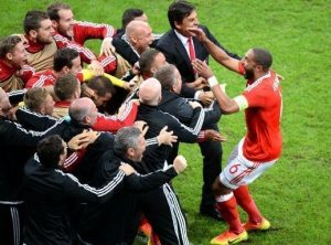 Robson-Kanu festeggia il vantaggio realizzato con il Galles | Foto Twitter