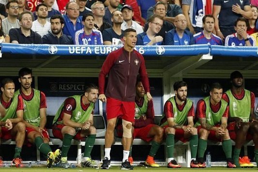 Ronaldo incita i compagni dalla panchina | Foto Twitter