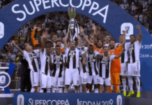 Cristiano Ronaldo consegna la Supercoppa alla Juventus
