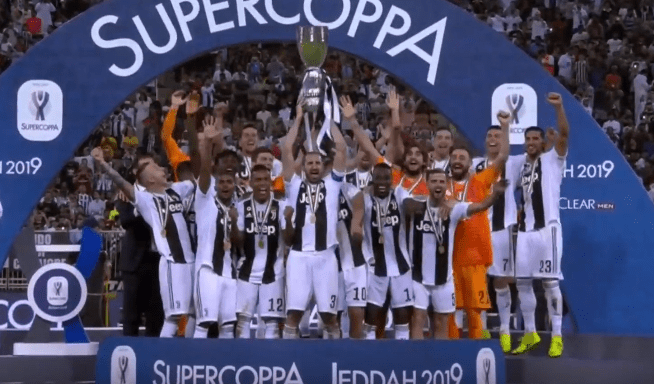 Cristiano Ronaldo consegna la Supercoppa alla Juventus